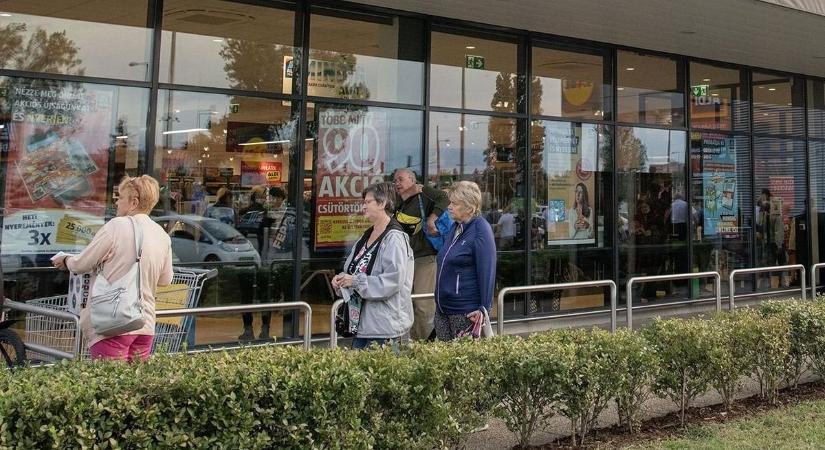 Háromnapos boltzár is jön: itt az ünnepi nyitvatartások teljes listája