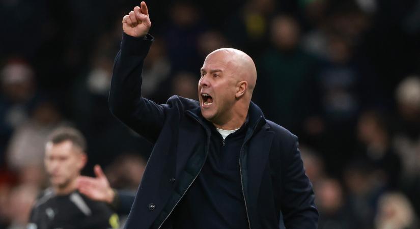 Kikezdte Slotot egy Spurs-szurkoló, a holland tréner reakciója felrobbantotta az internetet – videó