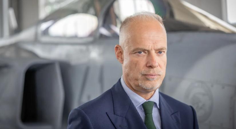 Meglepő tanácsot adott a fiataloknak karácsonyra a honvédelmi miniszter