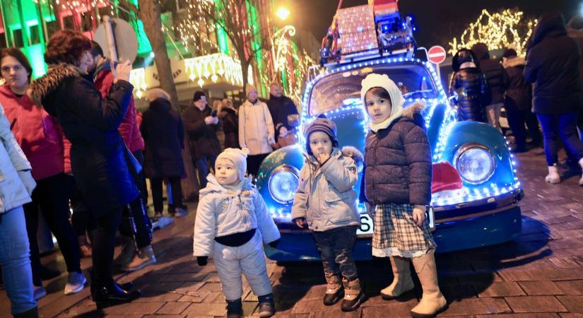 Retro járművek karácsonyi fényben Zalaegerszegen