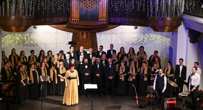 Teltházas karácsonyi koncerttel hangolta karácsonyra vendégeit a vegyeskar (galéria)