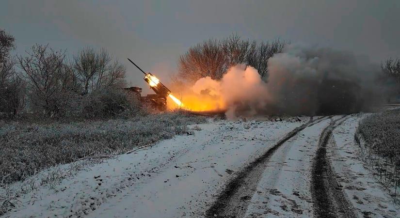 Orosz dróncsapás borított lángba egy hatalmas napraforgóolaj-tartályt Pivdenne kikötőjében