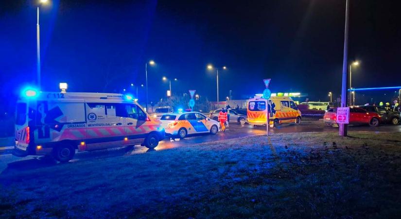 Durva baleset Szekszárdon: nagy sebességgel csapódott körforgalomba egy autó (fotókkal és videóval)