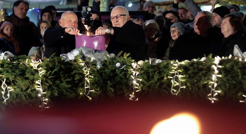 Fellobbant a negyedik láng: tömegek ünnepeltek a Dóm téren (galéria)