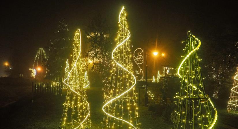 Karácsonyi fényekbe öltözött a csopaki Csonkatorony (galéria)