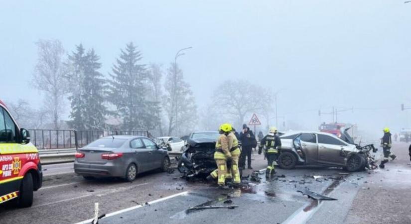 Nyolc jármű részvételével történt tömegbaleset a Kijev–Csap autóúton