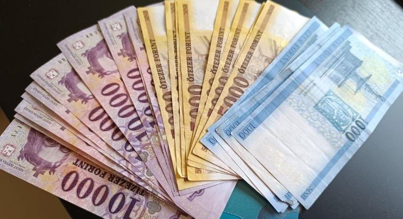 Jó hír a készpénzt használóknak: hatalmasat nő az ingyenesen felvehető összeg