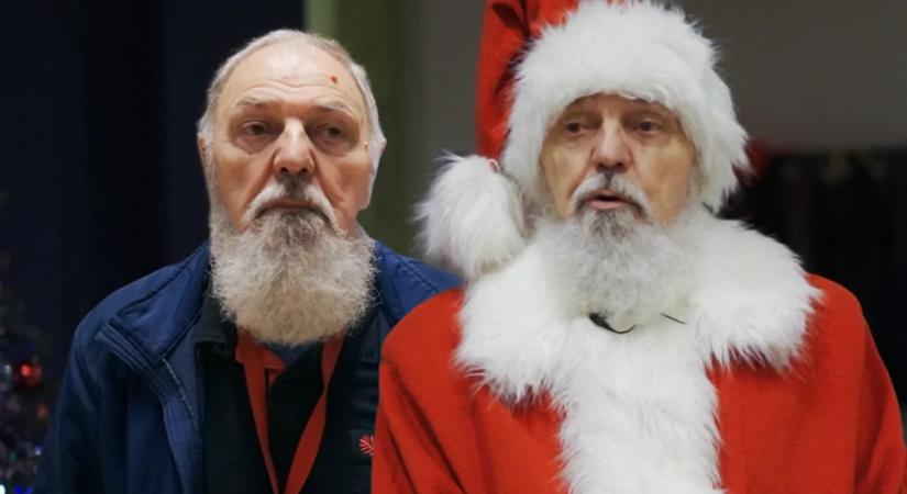 Nappal múzeumi teremőr, éjjel Mikulás