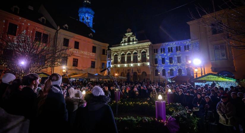 Felgyúlt a negyedik gyertya lángja Sopron Fő terén - fotók, videó