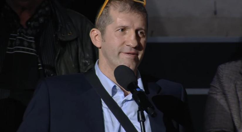 „Igen, troll vagyok, de én ezt a trollkodást arccal és gerinccel csinálom” – Megszólalt a férfi, aki gyermekvédelemről faggatta Orbán Viktort a szegedi DPK-nagygyűlésen