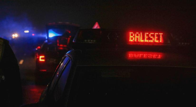 Szörnyű tömegbaleset Miklósnál: egy ember életét vesztette, többen a roncsok közé szorultak