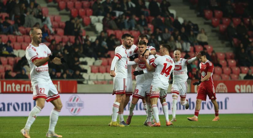 Dzsudzsák elpasszolta magát, félpályás gól lett belőle