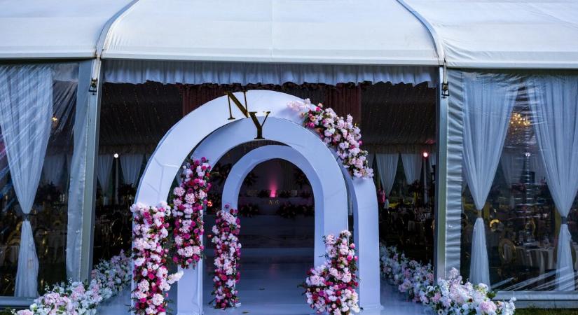 Fekete színű menyasszonyi ruhában lépett az oltár elé – a vőlegény totálisan ledöbbent