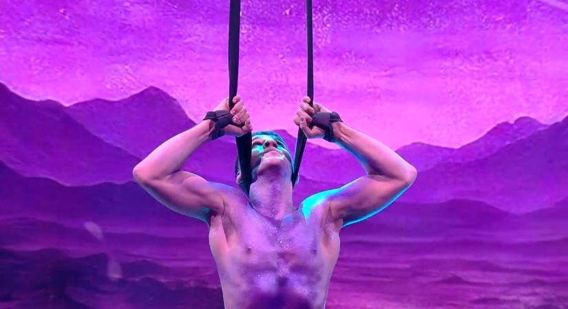 „Előtted a világ!” – a 17 éves artista fiú produkciója lenyűgözte a zsűrit