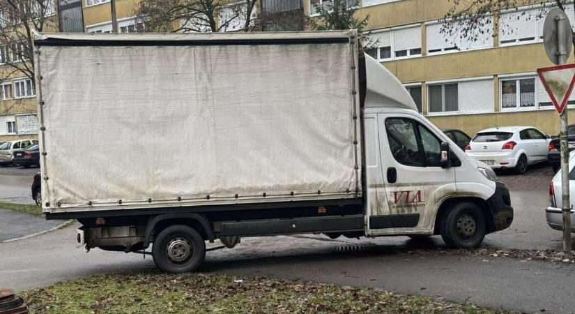 Így parkoltok ti: füvön, járdán és kereszteződésben egyszerre állt meg ez a kisteherautó