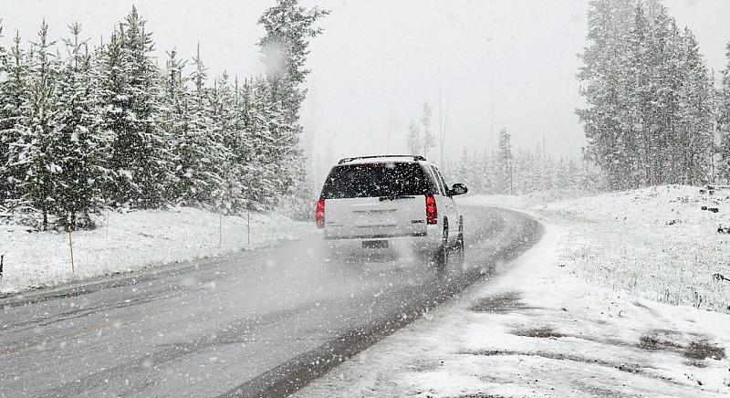 Az ünnepek alatt se felejtse el, mire kell figyelni a téli autózáskor!