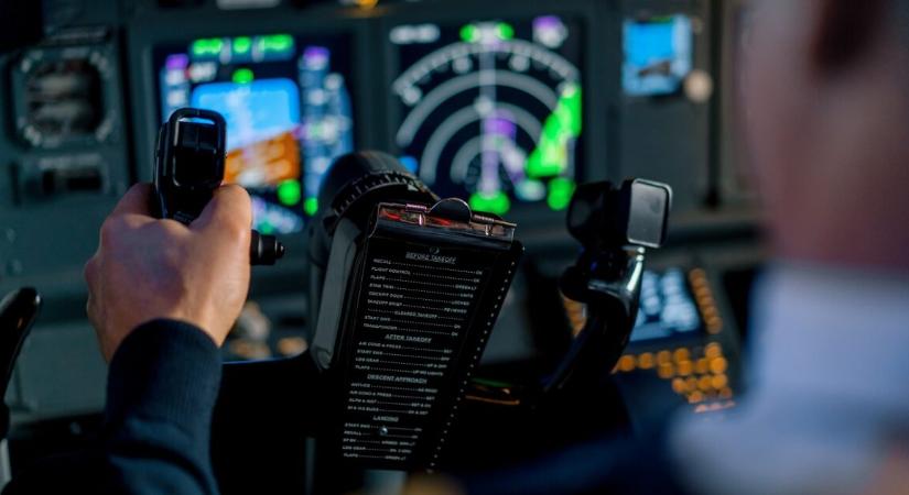 Ezüstszínű UFO-t jelentett a pilóta, majd jött a sokkoló reakciót rá