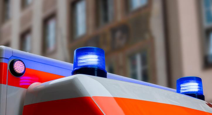 Az orvos kiszállva “tört utat” a mentőnek a bénázó autósok között