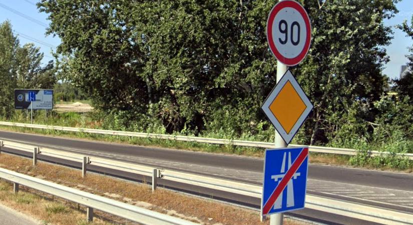 Évek óta szabálytalan lehet egy KRESZ-tábla az M5 bevezetőn