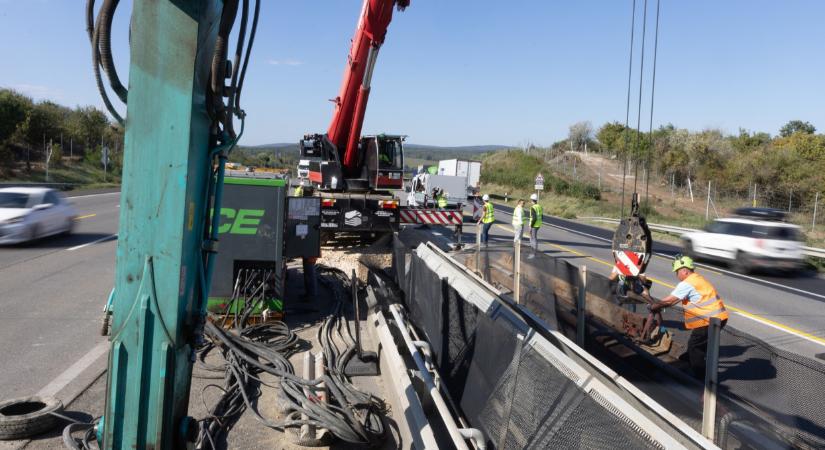 Ezt sokan nem tudják az új M1 regionális autópálya matricáról: ki veheti meg, hol és meddig érvényes 2026-ban?