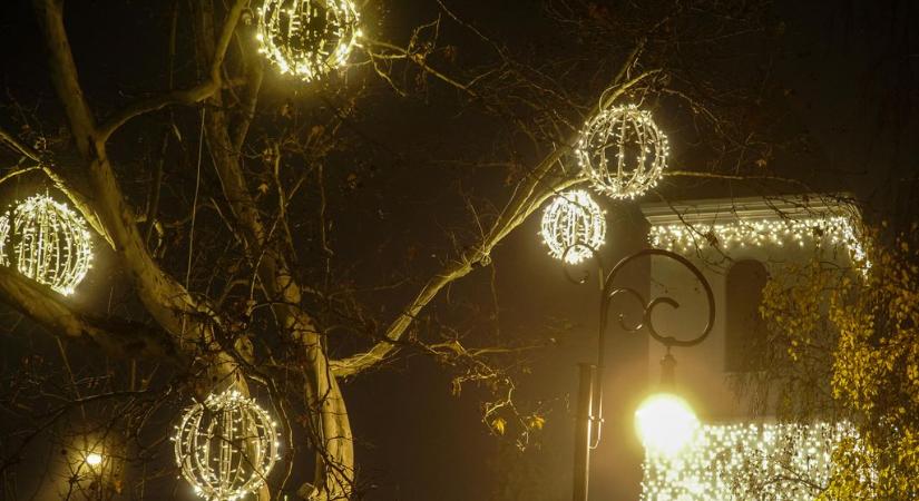 Karácsonyi fényekbe öltözött a csopaki Csonkatorony (veol.hu)