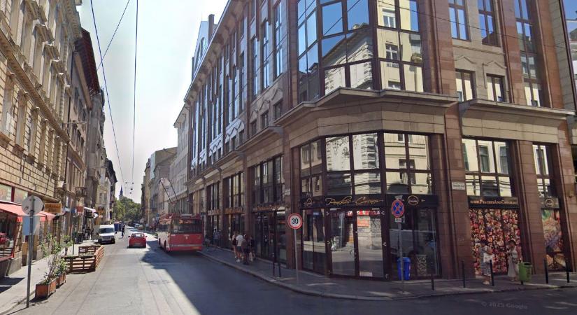 Mellkason szúrtak egy 15 éves lányt