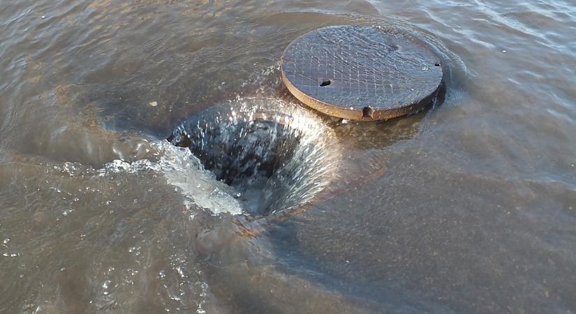 Lajtos kocsi adja a vizet a Füredi út egy szakaszán Debrecenben