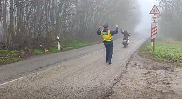 Videó: amikor nem indul a motorod, de épp arra jár egy rendőr