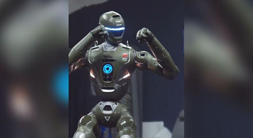 Videón, ahogy megrugdossa egy humanoid robot az őt gyártó cég vezetőjét