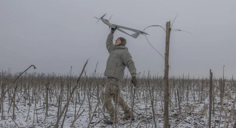 Lángokban egy orosz kikötő, az ukránok drónokkal támadtak