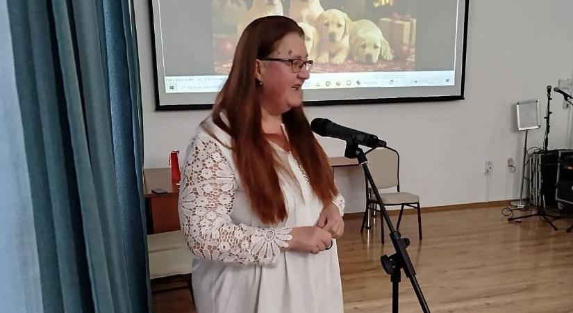 A diákok voltak a szemeik: meghitten karácsonyoztak vakok és gyengénlátók Szolnokon