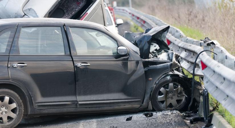 Baleset miatt forgalmi akadály van az M4-esen, a helyszínre mentő is érkezett