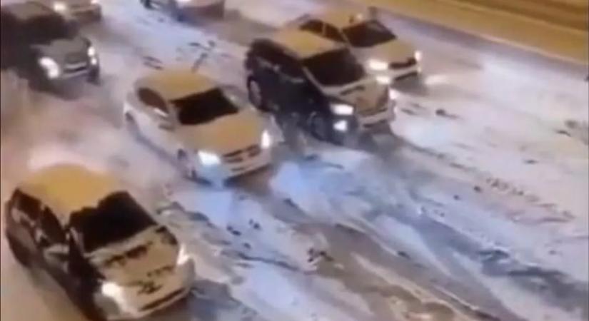 Ezt senki sem szeretné átélni a volán mögött! – videó
