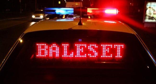 Fának hajtott egy autó Berettyóújfaluban