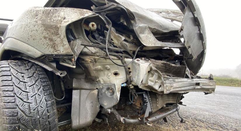 Balesetek a ködben - eltévedt kamion, felismerhetetlenre tört Opel, árokba lökött Alfa (fotókkal)