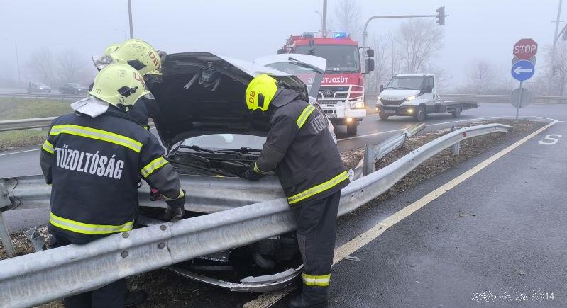 Szalagkorlátnak hajtott egy autó a 4-es főúton, Debrecennél