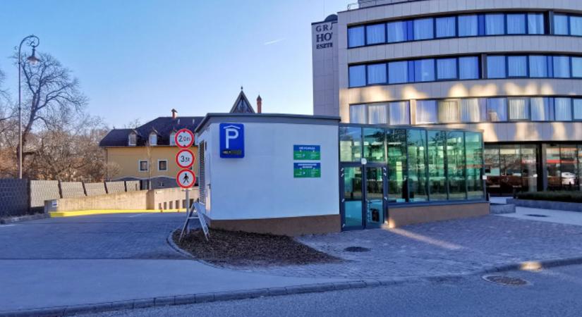 Egy órán keresztül ingyenesen parkolhatunk az esztergomi mélygarázsban!