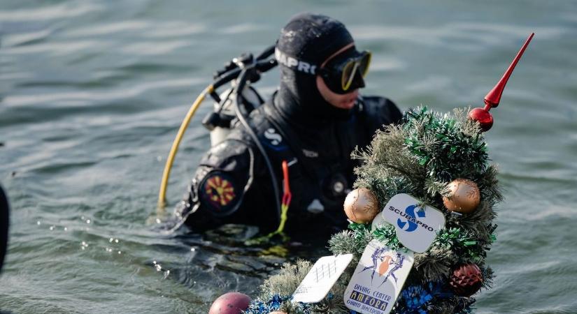 Ünnep a mélyben: víz alatt állítottak karácsonyfát a búvárok (videó)