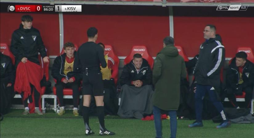 Nagyot nevetett, majd megtapsolta a bírót a kispadról kiállított NB I-es focista