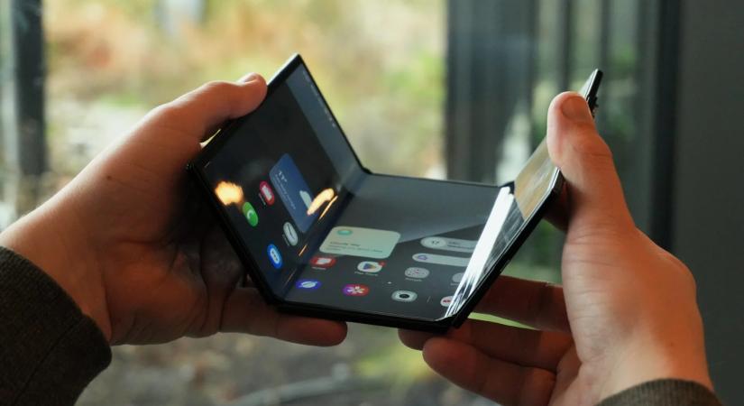 Folyamatosan tölti a Galaxy Z TriFold készletet a Samsung, de így sem jut minden vásárlónak