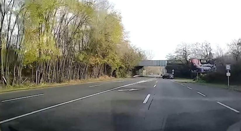 Óriási vita alakult ki emiatt a közlekedési szituáció miatt Pécsen: kinek járna a bírság? (VIDEÓ)