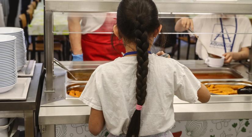 Jóllakott gyerekek, kevesebb élelmiszerhulladék, egészségesebb étkezés – 2026 márciusától szabadszedéses menza minden kerületi iskolában