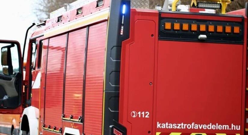 Családi ház teteje gyulladt ki egy zalai faluban – Két vízsugárral fékezték meg a lángokat