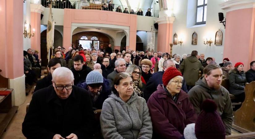 Átadták a felújított háromszáz éves adonyi templomot