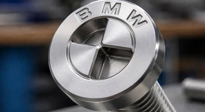 Olyan csavarokat használna a BMW, ami az emblémájukat formázza