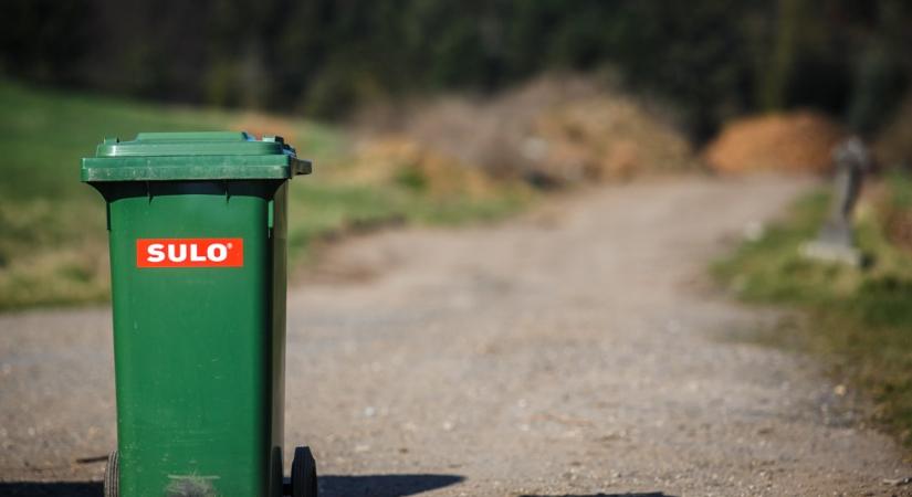 Felemelte és a szemetes kukába tette ismerősét egy férfi Pannonhalmán