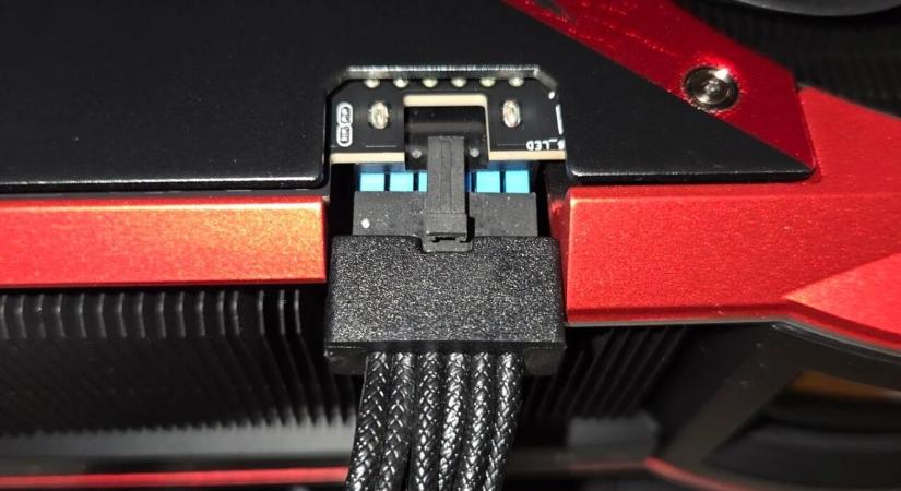 Kevés helyet hagyott a tápkonnektor körül a világ legdrágább csúcs-VGA-ja?