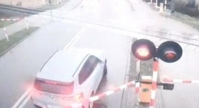 Helyesen döntött a sínekre szorult autós, mégis 330 ezres büntetést kapott