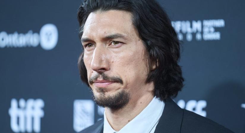 Adam Driver egy forgatási szünetében beült a Zeneakadémia koncertjére