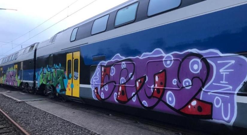 Nem díjazza a MÁV a graffitis dekorációt a vonatain!